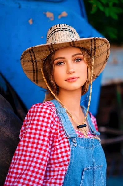 Schöne Blonde Cowgirl Mit Strohhut Und Jeans Steht Der Nähe — Stockfoto