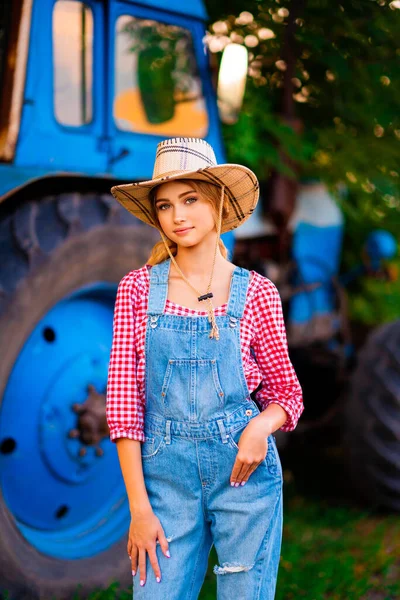 Belle Cow Girl Blonde Chapeau Paille Denim Debout Près Tracteur — Photo