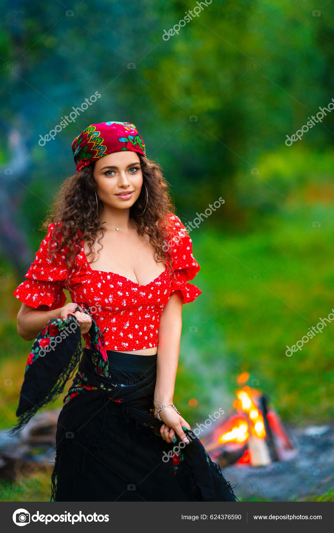 Όμορφη Μελαχρινή Σγουρή Κοπέλα Κόκκινη Στολή Τσιγγάνου Και Αξεσουάρ Που —  Φωτογραφία Αρχείου © olgaboykophoto #624376590