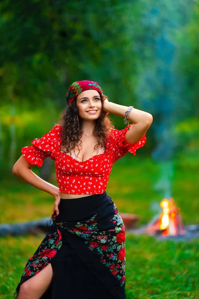 Fata Destul Bruneta Cret Costum Țigani Roșii Accesorii Care Prezintă — Fotografie, imagine de stoc