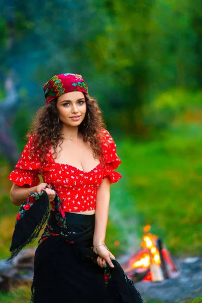 Pretty Brunetka Kręcone Dziewczyny Czerwonym Stroju Cyganów Akcesoriów Pozowanie Naturę — Zdjęcie stockowe
