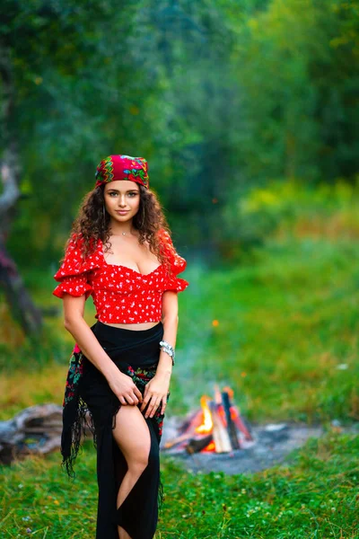 Pretty Brunetka Kręcone Dziewczyny Czerwonym Stroju Cyganów Akcesoriów Pozowanie Naturę — Zdjęcie stockowe