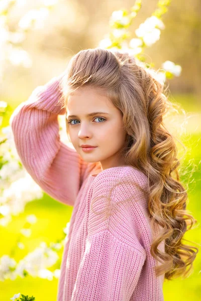Portrait Beautiful Young Blonde Curly Girl Blue Eyes Posing Spring — Zdjęcie stockowe