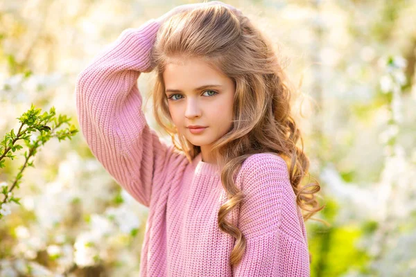 Portret Pięknej Młodej Blondynki Kręcone Dziewczyny Niebieskimi Oczami Pozowanie Wiosenną — Zdjęcie stockowe