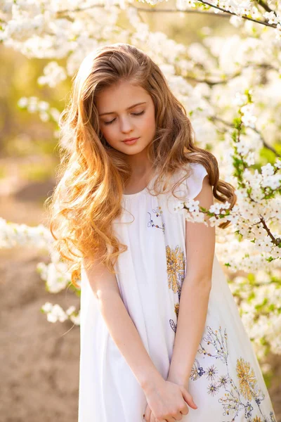 Portret Pięknej Młodej Blondynki Kręcone Dziewczyny Niebieskimi Oczami Pozowanie Wiosenną — Zdjęcie stockowe