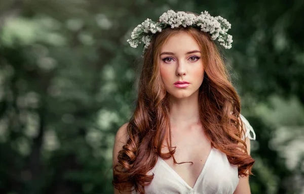 Piękne Rude Włosy Dziewczyna Białym Vintage Sukienka Wieniec Kwiatów Stojących — Zdjęcie stockowe