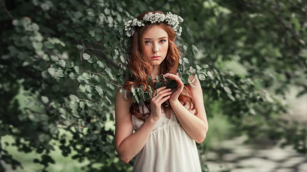Piękne Rude Włosy Dziewczyna Białym Vintage Sukienka Wieniec Kwiatów Stojących — Zdjęcie stockowe