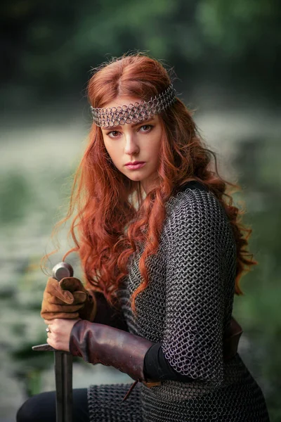 Piękna Rudowłosa Dziewczyna Metalowej Średniowiecznej Sukni Zbroi Mieczem Stojącym Wojennej — Zdjęcie stockowe