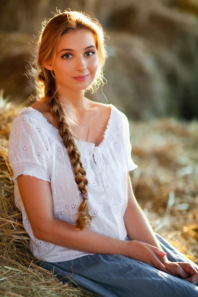 Menina Loira Bonita Com Cabelo Trançado Roupas Rurais Brancas Sentado — Fotografia de Stock
