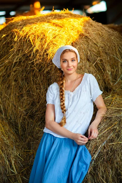 Vacker Blond Flicka Med Flätat Hår Vita Lantliga Kläder Sitter — Stockfoto