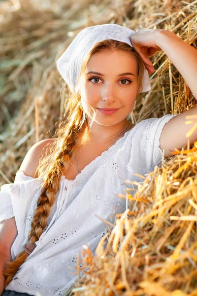 Красивая Блондинка Плетеными Волосами Белой Сельской Одежде Сидящая Соломе Фермерская — стоковое фото