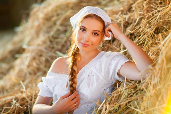 Hermosa Chica Rubia Con Pelo Trenzado Ropa Blanca Rural Sentada —  Fotos de Stock