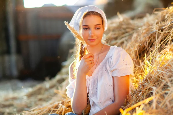 Beyaz Kırsal Kıyafetlerle Örülmüş Saçları Olan Güzel Sarışın Kız Pipetin — Stok fotoğraf