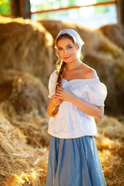 Retrato Hermosa Chica Rubia Con Cabello Trenzado Ropa Rural Blanca —  Fotos de Stock