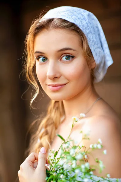 白い農村部の服で編組髪の美しいブロンドの女の子の肖像画 農場生活牧場を舞台にした若いモデル — ストック写真