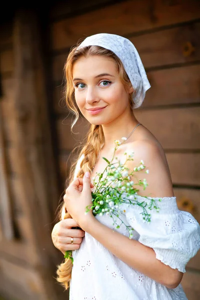 Portret Pięknej Blondynki Plecionymi Włosami Białych Wiejskich Ubraniach Kwiatami Gospodarstwo — Zdjęcie stockowe