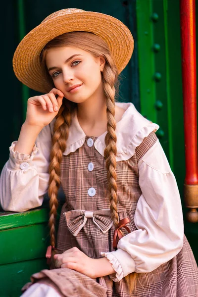 Портрет Молодой Симпатичной Блондинки Винтажном Платье Соломенной Шляпе Стоящей Платформе — стоковое фото