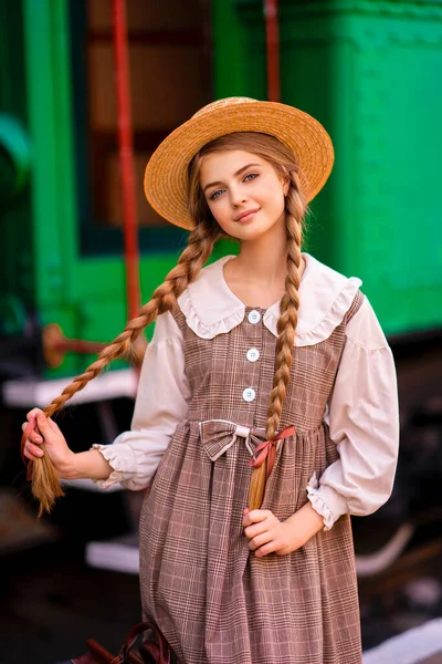 Портрет Молодой Симпатичной Блондинки Винтажном Платье Соломенной Шляпе Стоящей Платформе — стоковое фото