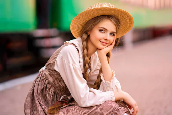 Portret Młodej Ładnej Blondynki Plecionej Dziewczyny Zabytkowej Sukience Słomkowym Kapeluszu — Zdjęcie stockowe