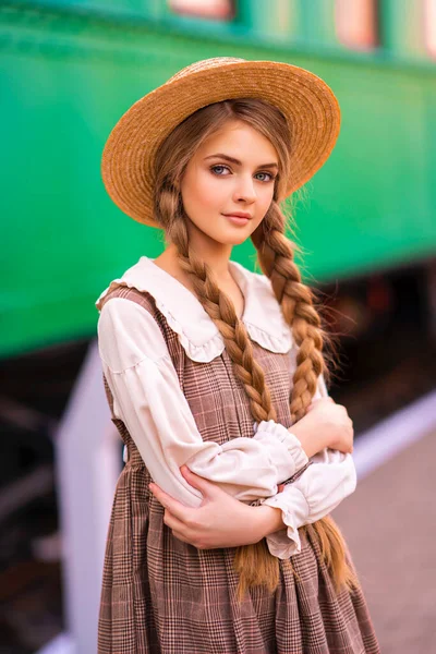 Retrato Joven Chica Trenzada Rubia Bonita Vestido Vintage Sombrero Paja — Foto de Stock