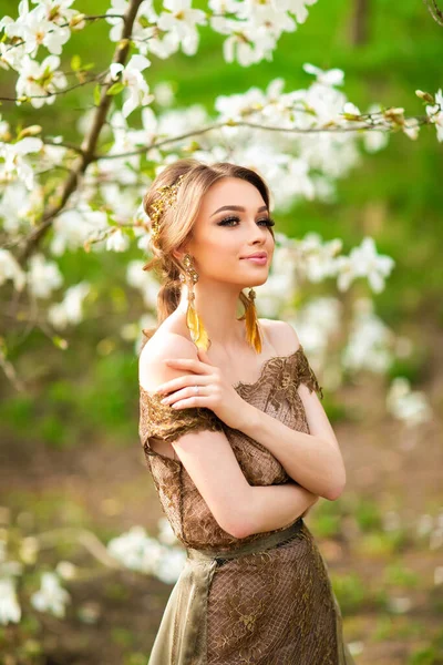 Tavasz Gyönyörű Romantikus Lány Divat Hosszú Csipke Barna Ruha Áll — Stock Fotó