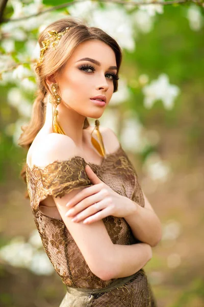 美丽的浪漫姑娘穿着时髦的花边长裙站在盛开的花园里 在木兰花树之间梦想着年轻的模型 — 图库照片