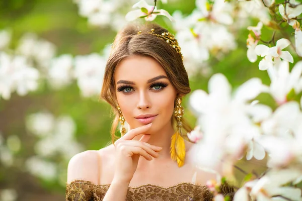 아름다운 로맨틱 아가씨가 꽃피는 정원에 레이스같은 드레스를 있습니다 용설란 사이에서 — 스톡 사진