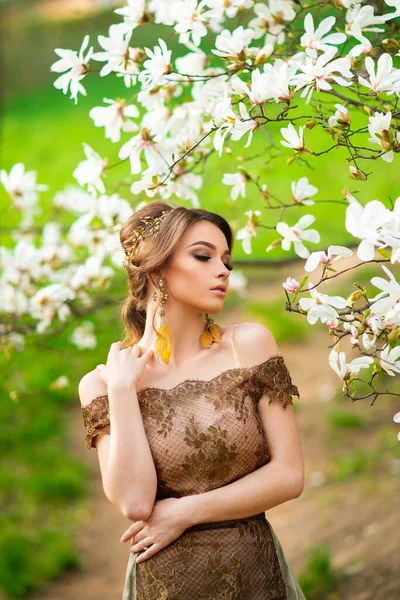 Spring Beautiful Romantic Girl Fashion Long Lace Brown Dress Standing — Stock Photo, Image