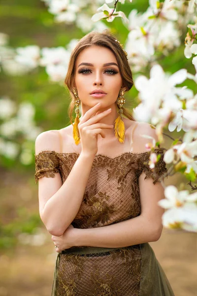 Wiosna Piękna Romantyczna Dziewczyna Modzie Długie Koronkowe Brązowe Sukienki Stojące — Zdjęcie stockowe