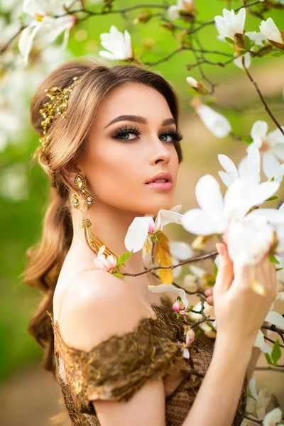 春開花庭に立ってファッション長いレース茶色のドレスで美しいロマンチックな女の子 マグノリアの木の間の若いモデルを夢見て — ストック写真