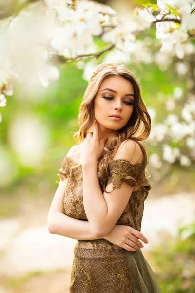 Frühling Schöne Romantische Mädchen Mode Lange Spitze Braunes Kleid Steht — Stockfoto