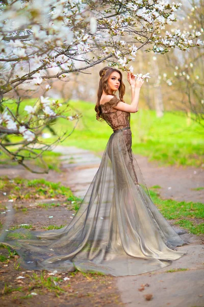 Primavera Hermosa Chica Romántica Moda Vestido Largo Encaje Marrón Pie — Foto de Stock