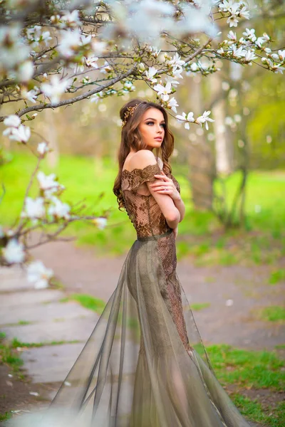 Çiçek Açan Bahçede Dikilen Dantelli Kahverengi Elbiseli Güzel Romantik Kız — Stok fotoğraf