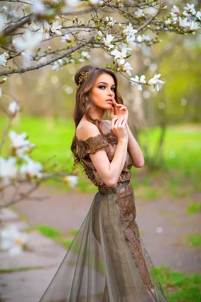 Våren Vacker Romantisk Flicka Mode Lång Spets Brun Klänning Stående — Stockfoto