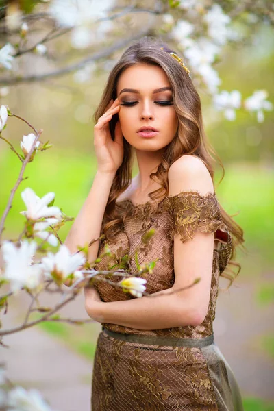 Wiosna Piękna Romantyczna Dziewczyna Modzie Długie Koronkowe Brązowe Sukienki Stojące — Zdjęcie stockowe