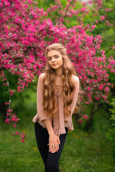 Menina Loira Muito Jovem Com Cabelos Longos Encaracolados Blusa Renda — Fotografia de Stock