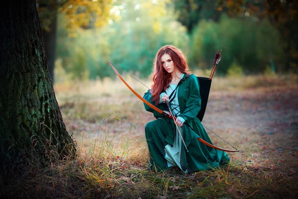 Портрет Красивой Рыжеволосой Девушки Зеленом Средневековом Платье Светящемся Солнце Сказочная — стоковое фото