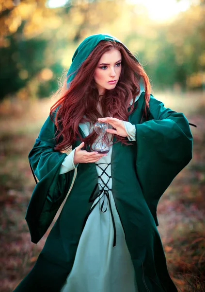 Portrét Krásné Zrzavé Dívky Zelených Středověkých Šatech Zářícím Slunci Pohádka — Stock fotografie