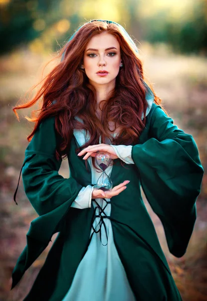 Parlayan Güneşin Üzerinde Yeşil Ortaçağ Elbisesi Içinde Güzel Kızıl Saçlı — Stok fotoğraf