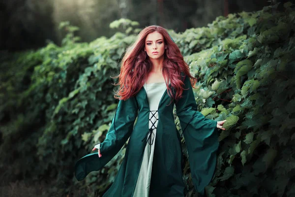 Muotokuva Kaunis Punainen Tukka Tyttö Vihreä Keskiaikainen Mekko Hehkuva Aurinko — kuvapankkivalokuva
