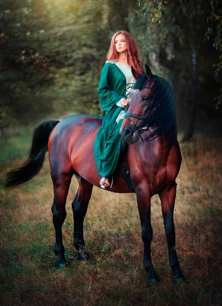 Menina Cabelos Vermelhos Bonita Vestido Medieval Verde Sentado Cavalo Olhando — Fotografia de Stock