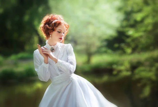 강가에 흰색긴 빈티지 드레스를 아름다운 로맨틱 여자의 — 스톡 사진