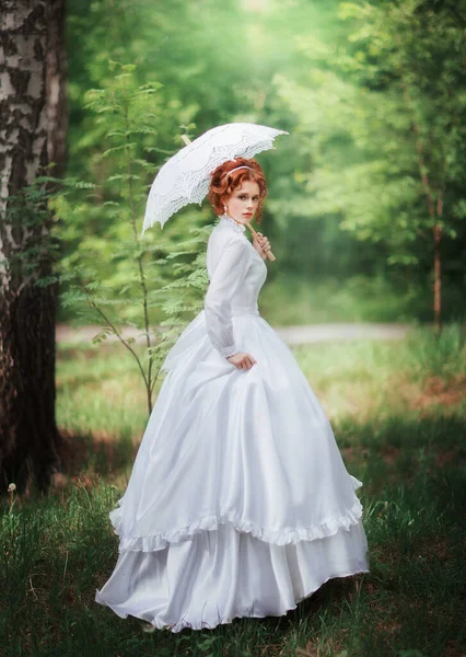 川の近くに立つ白い長いヴィンテージドレスの美しい赤い髪の女の子 レース傘とロマンチックな女性の芸術作品 — ストック写真