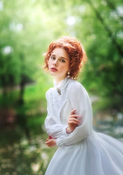川の近くに立って白い長いヴィンテージドレスの美しい赤い髪の女の子 とロマンチックな女性のアートワーク — ストック写真