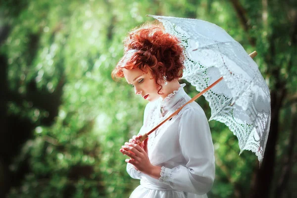 강변에 흰색긴 빈티지 드레스를 아름다운 레이스 우산을 로맨틱 여인의 — 스톡 사진