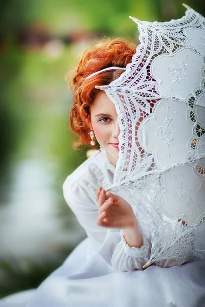 Közelkép Egy Gyönyörű Vörös Hajú Lányról Aki Egy Csipke Esernyőt — Stock Fotó
