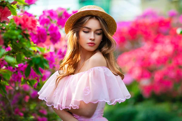 Renkli Çiçeklerin Yanında Duran Pembe Klasik Elbiseli Hasır Şapkalı Güzel — Stok fotoğraf