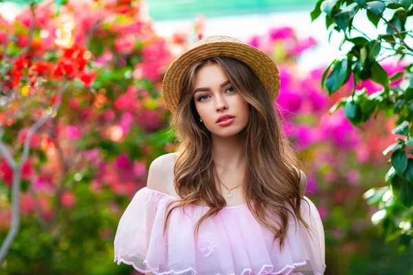 Renkli Çiçeklerin Yanında Duran Pembe Klasik Elbiseli Hasır Şapkalı Güzel — Stok fotoğraf