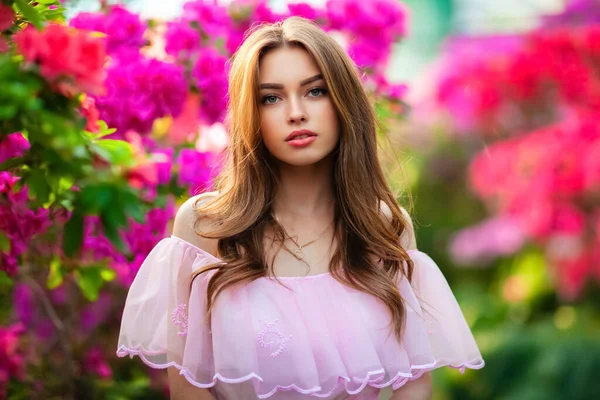 Schöne Mädchen Rosa Vintage Kleid Und Strohhut Stehen Neben Bunten — Stockfoto