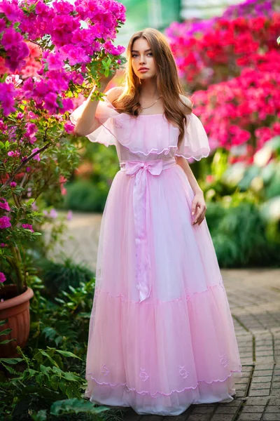 Hermosa Chica Vestido Vintage Rosa Sombrero Paja Pie Cerca Flores — Foto de Stock